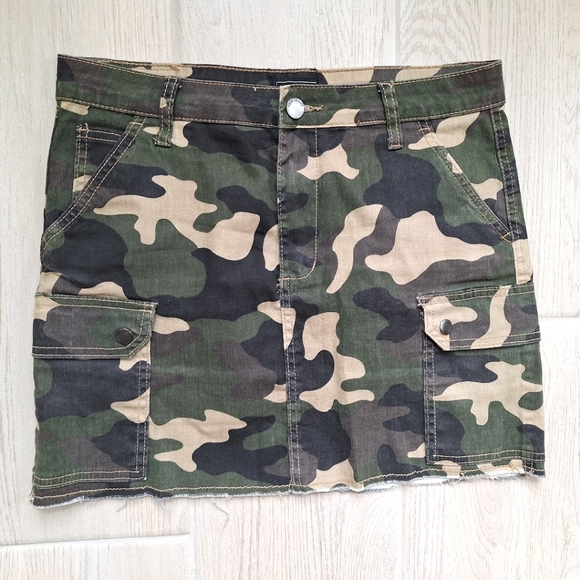 Iris Jeans Dresses & Skirts - Iris Jeans women's multicolor camouflage print denim cargo mini skirt size large